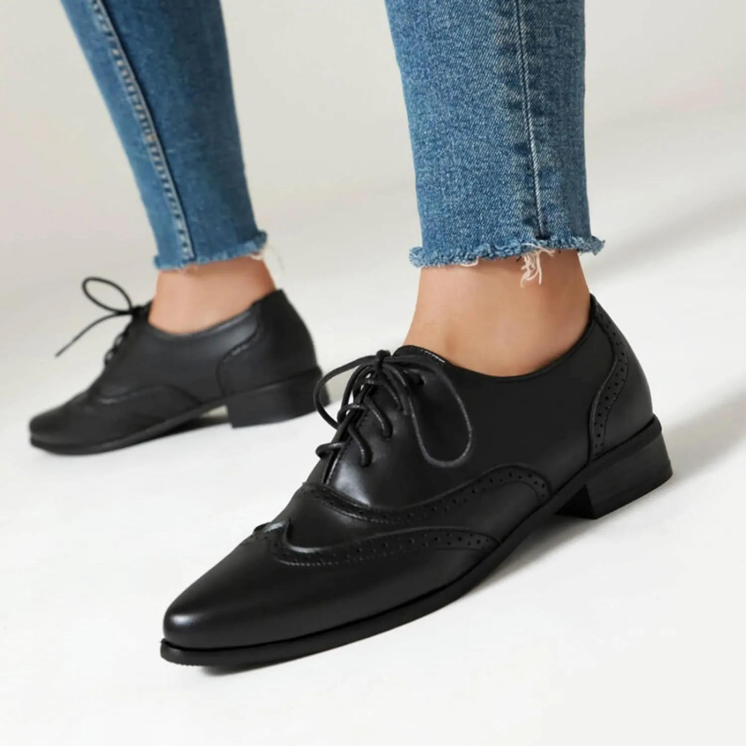 Women's Lace Up Leather Perforated Oxfords Sexy Pointed Toe Low Chunky Block Heels Wingtip Flat Brogues Comfortable Derby Saddle Pumps Shoes